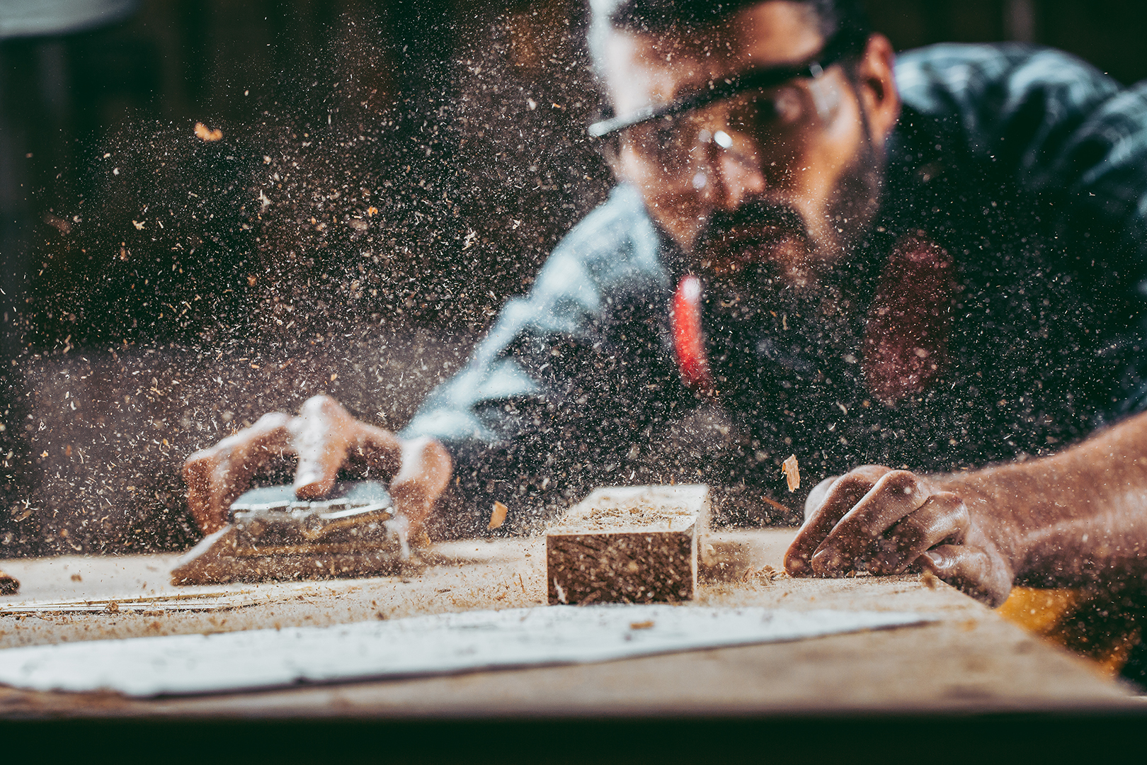 Ouvrier et poussière de bois istock